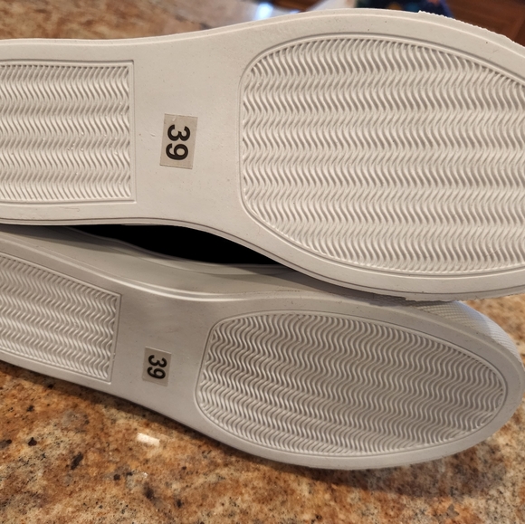 Womens size 39 European (7.5 US) brand new sneaker bootie. - Picture 3 of 3